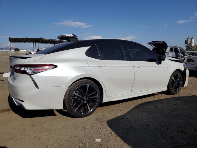 4T1B61HK7JU143889 - 2018 TOYOTA CAMRY XSE WHITE photo 3