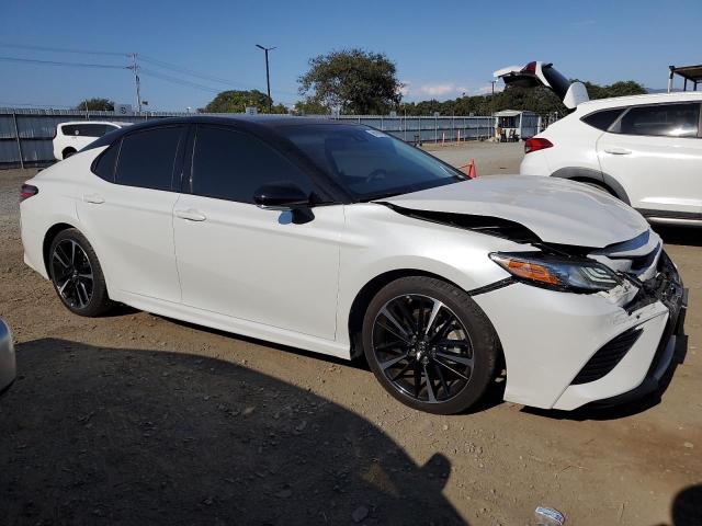 4T1B61HK7JU143889 - 2018 TOYOTA CAMRY XSE WHITE photo 4