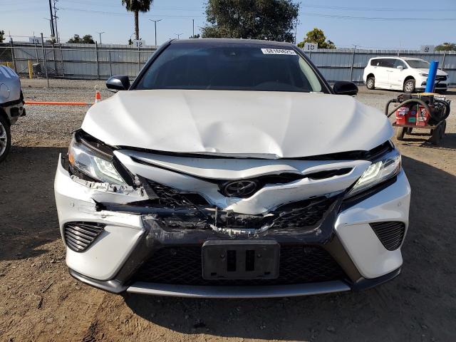 4T1B61HK7JU143889 - 2018 TOYOTA CAMRY XSE WHITE photo 5