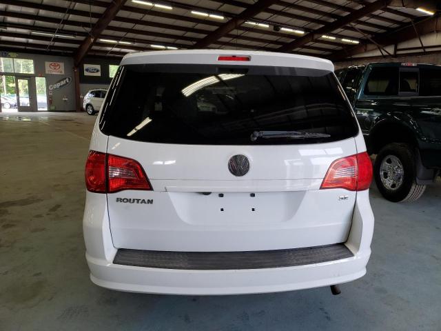 2C4RVABG5ER134881 - 2014 VOLKSWAGEN ROUTAN SE WHITE photo 6