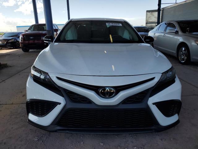 4T1G11AK8PU171143 - 2023 TOYOTA CAMRY SE NIGHT SHADE WHITE photo 5