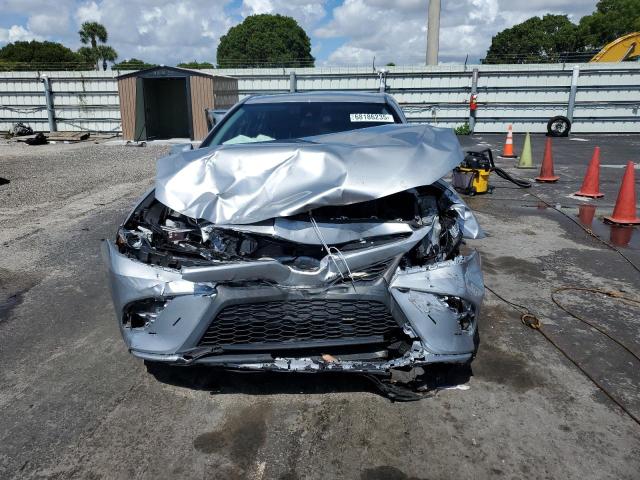 4T1G11AK0PU750367 - 2023 TOYOTA CAMRY SE NIGHT SHADE SILVER photo 5