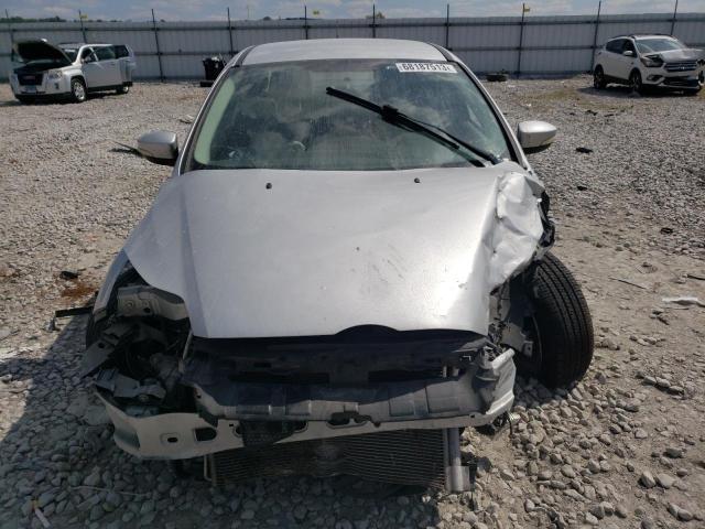 1FADP3F28DL325609 - 2013 FORD FOCUS SE SILVER photo 5