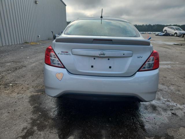 3N1CN7AP8JL811507 - 2018 NISSAN VERSA S SILVER photo 6