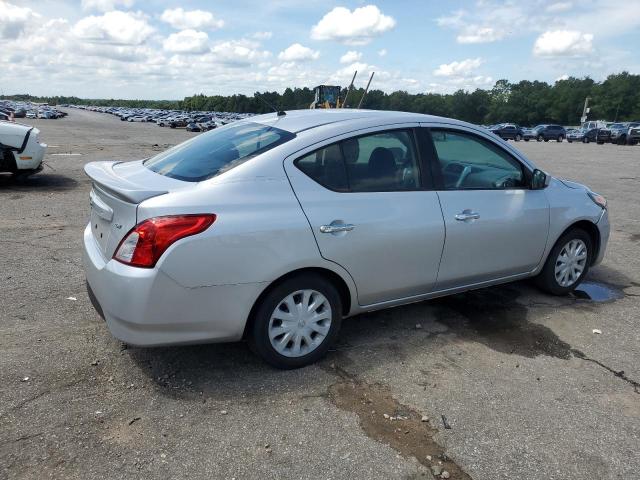 3N1CN7APXKL843070 - 2019 NISSAN VERSA S ვერცხლისფერი ფოტო 3