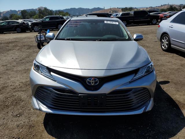 4T1F31AK5LU537012 - 2020 TOYOTA CAMRY XLE SILVER photo 5