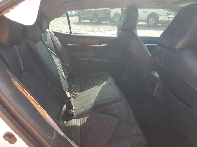 4T1B11HK6JU572598 - 2018 TOYOTA CAMRY L WHITE photo 10