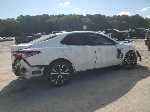 4T1B11HK6JU572598 - 2018 TOYOTA CAMRY L WHITE photo 3