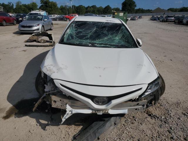 4T1B11HK6JU572598 - 2018 TOYOTA CAMRY L WHITE photo 5