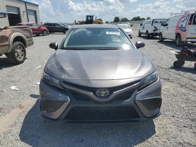 4T1G11AK1RU262421 - 2024 TOYOTA CAMRY SE NIGHT SHADE GRAY photo 5
