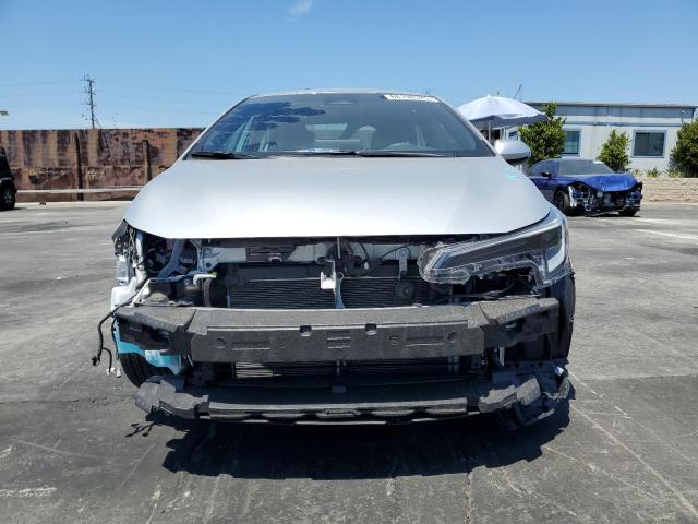 JTDBCMFE3SJ040466 - 2025 TOYOTA COROLLA LE Silber Foto 5