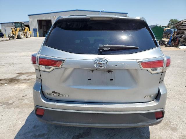 5TDKKRFHXGS163931 - 2016 TOYOTA HIGHLANDER XLE SILVER photo 6