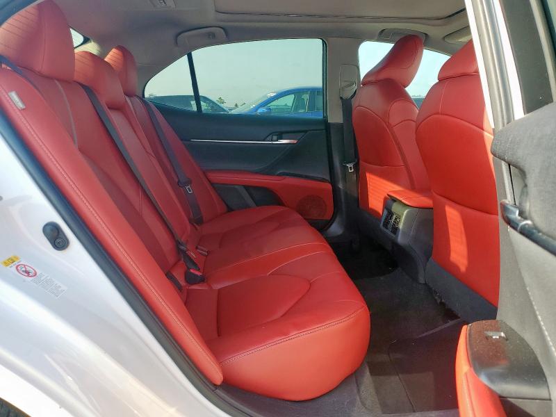 4T1BZ1HK9JU009280 - 2018 TOYOTA CAMRY XSE 白色 照片 11