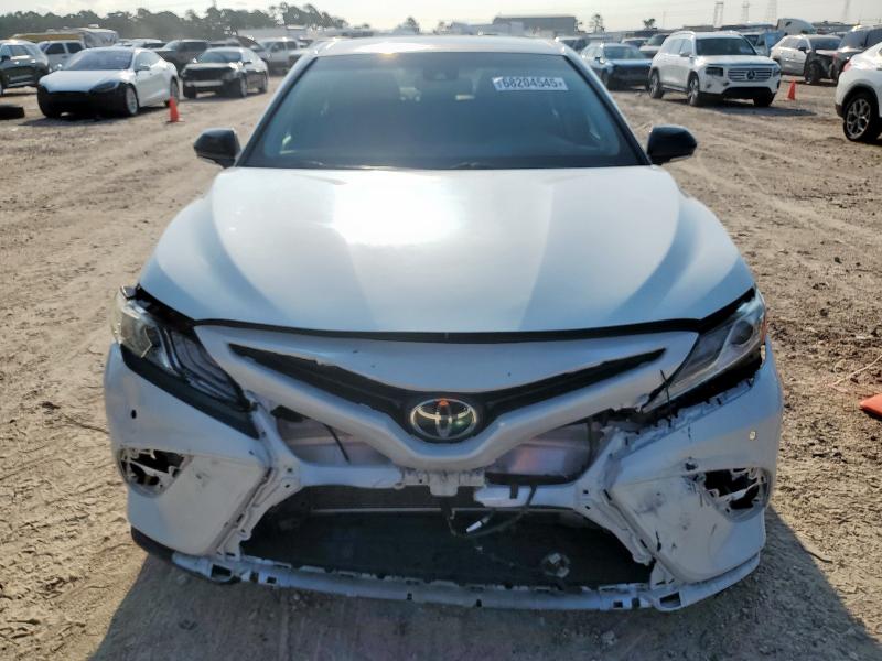 4T1BZ1HK9JU009280 - 2018 TOYOTA CAMRY XSE 白色 照片 5