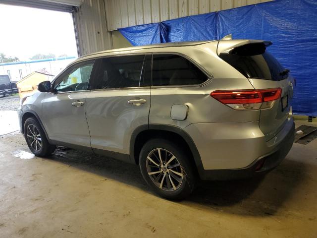 5TDKZRFH2KS558755 - 2019 TOYOTA HIGHLANDER SE SILVER photo 2