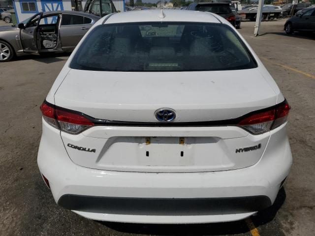 JTDEAMDE2MJ018824 - 2021 TOYOTA COROLLA LE WHITE photo 6