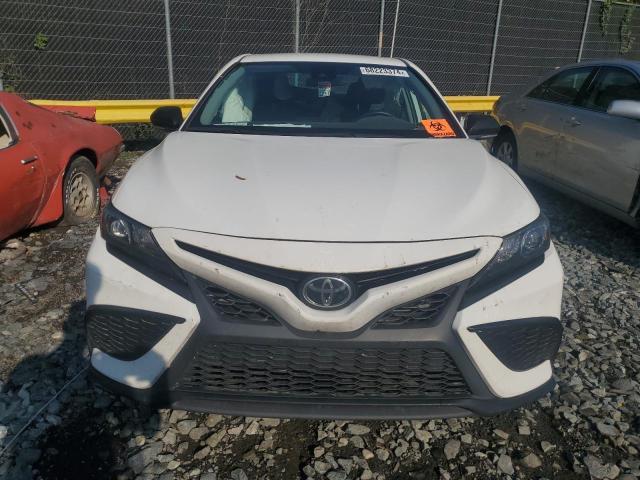 4T1G11AK6PU728857 - 2023 TOYOTA CAMRY SE NIGHT SHADE WHITE photo 5
