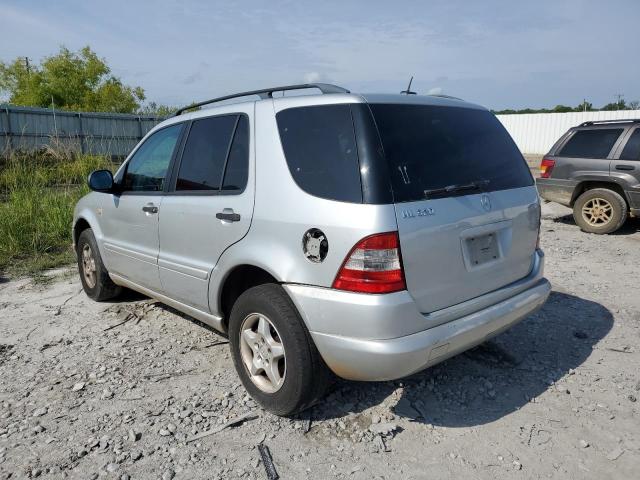 4JGAB54E41A232965 - 2001 MERCEDES-BENZ ML 320 SILVER photo 2