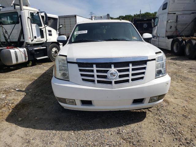 1GNSKJE30BR217968 - 2011 CHEVROLET SUBURBAN K1500 LT WHITE photo 5