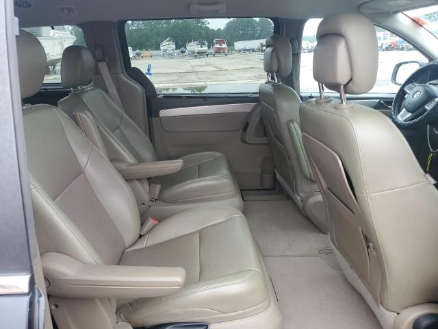 2C4RVABG5CR393657 - 2012 VOLKSWAGEN ROUTAN SE BLACK photo 11