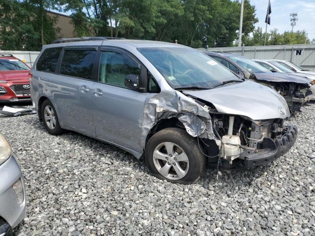 5TDKK3DC1CS187632 - 2012 TOYOTA SIENNA LE 银色 照片 4