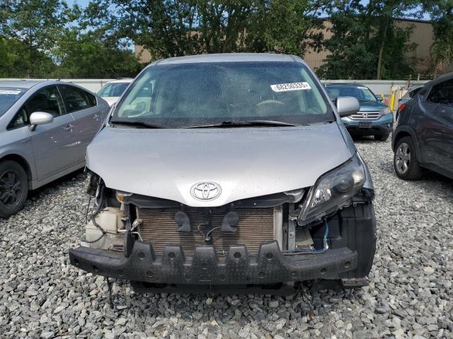 5TDKK3DC1CS187632 - 2012 TOYOTA SIENNA LE 银色 照片 5