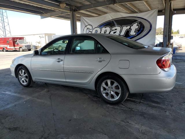 4T1BE30K25U508947 - 2005 TOYOTA CAMRY LE SILVER photo 2