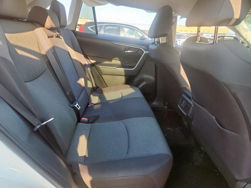 2T3W1RFV0RC288675 - 2024 TOYOTA RAV4 XLE WHITE photo 11