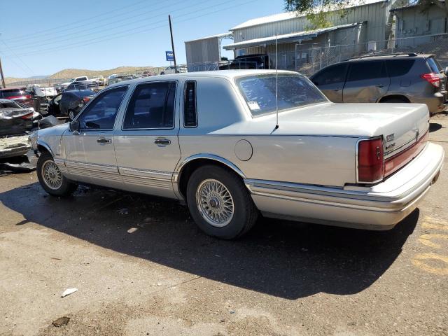 1LNLM81W9NY703247 - 1992 LINCOLN TOWN CAR EXECUTIVE SILVER photo 2