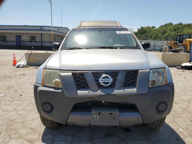 5N1AN08U75C647817 - 2005 NISSAN XTERRA OFF ROAD SILVER photo 5