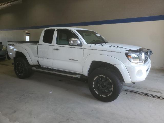 5TETU62N48Z584668 - 2008 TOYOTA TACOMA PRERUNNER ACCESS CAB WHITE photo 4