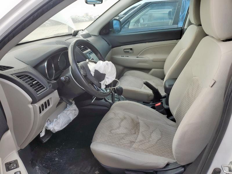 JA4AP3AW0HZ041900 - 2017 MITSUBISHI OUTLANDER ES WHITE photo 7