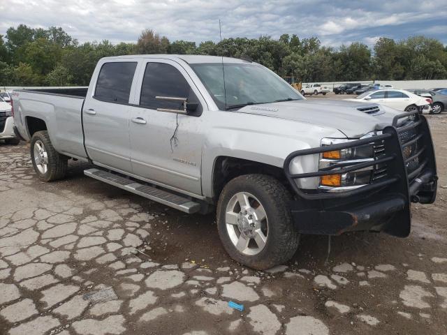 1GC1KVEY0JF243476 - 2018 CHEVROLET SILVERADO K2500 HEAVY DUTY LT SILVER photo 4