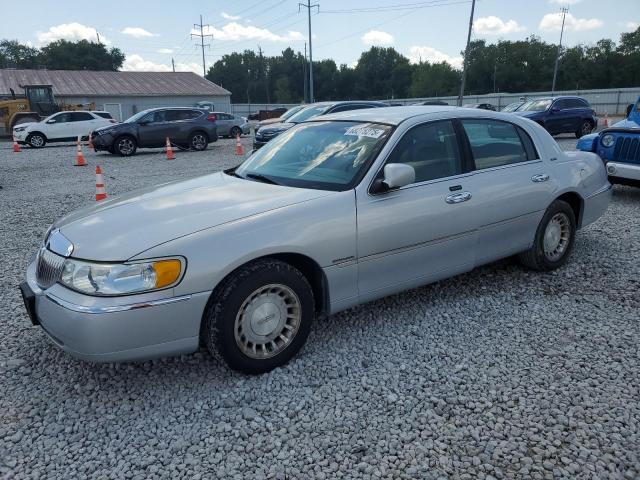 1LNHM81W21Y722870 - 2001 LINCOLN TOWN CAR EXECUTIVE Արծաթագույն լուսանկար 1