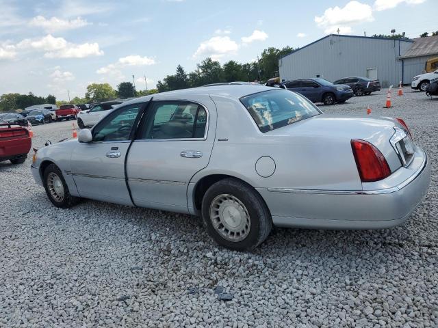 1LNHM81W21Y722870 - 2001 LINCOLN TOWN CAR EXECUTIVE Արծաթագույն լուսանկար 2