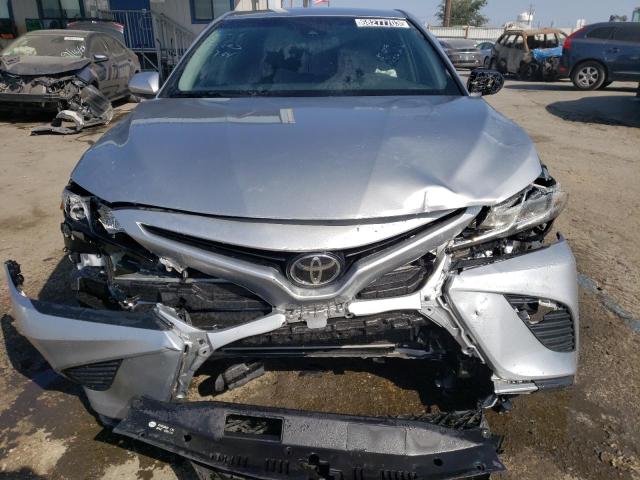 4T1B11HK5JU105009 - 2018 TOYOTA CAMRY L SILVER photo 5