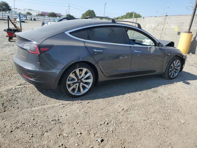5YJ3E1EB8JF134997 - 2018 TESLA MODEL 3 Grau Foto 3