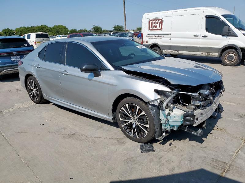 4T1B11HK3JU130104 - 2018 TOYOTA CAMRY L SILVER photo 4
