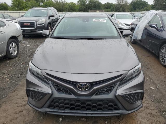 4T1G11AK6NU624463 - 2022 TOYOTA CAMRY SE GRAY photo 5