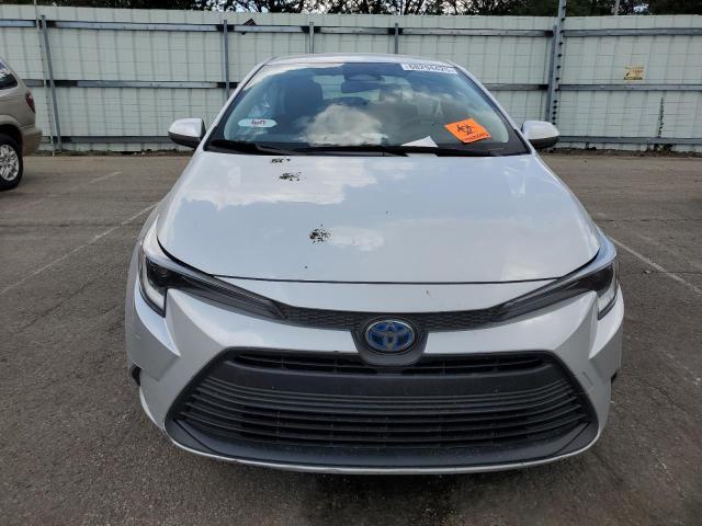 JTDBCMFE8RJ028677 - 2024 TOYOTA COROLLA LE SILVER photo 5