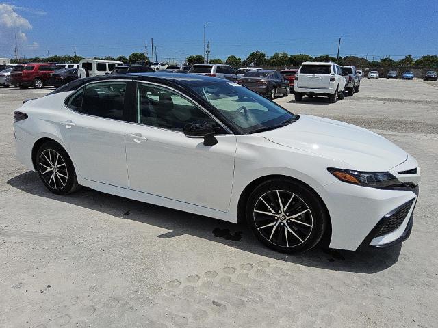 4T1G11AK2PU163989 - 2023 TOYOTA CAMRY SE NIGHT SHADE WHITE photo 4