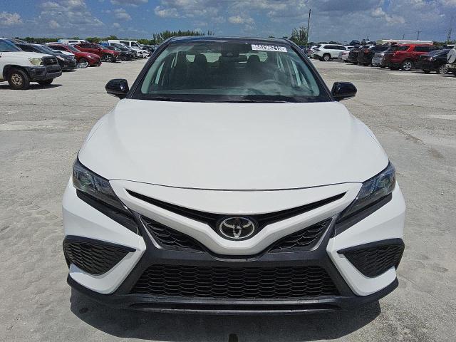 4T1G11AK2PU163989 - 2023 TOYOTA CAMRY SE NIGHT SHADE WHITE photo 5