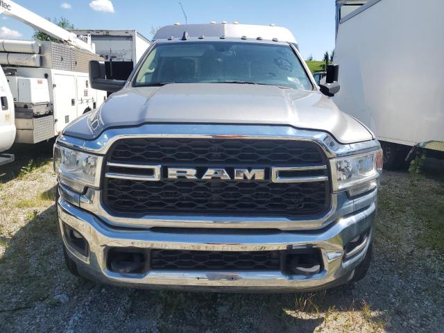 3C7WRNDL0KG686057 - 2019 RAM 5500 银色 照片 5