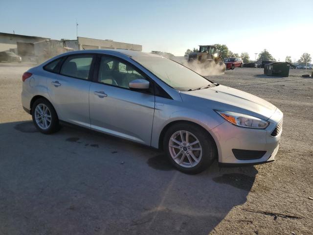 1FADP3F23JL242116 - 2018 FORD FOCUS SE SILVER photo 4