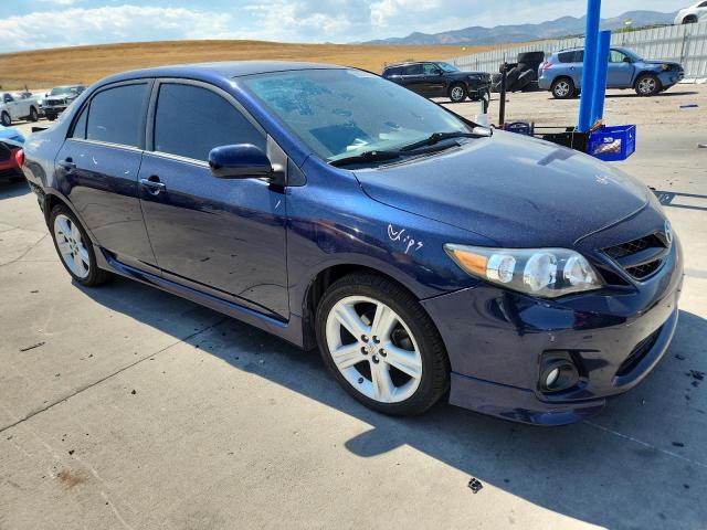 5YFBU4EE0DP077052 - 2013 TOYOTA COROLLA BASE Niebieski zdjęcie 4