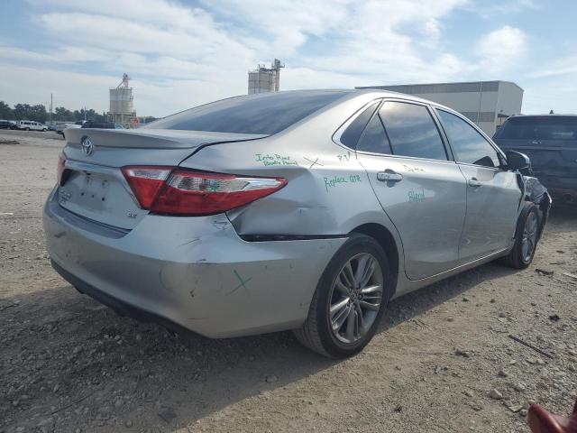 4T1BF1FK3GU565542 - 2016 TOYOTA CAMRY LE فضي صورة 3