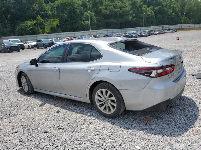 4T1C11AK2NU643073 - 2022 TOYOTA CAMRY LE ვერცხლისფერი ფოტო 2