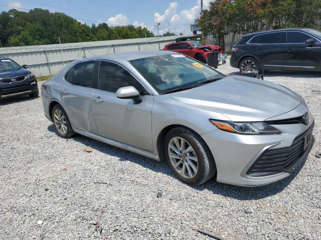 4T1C11AK2NU643073 - 2022 TOYOTA CAMRY LE ვერცხლისფერი ფოტო 4