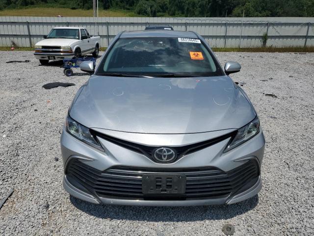 4T1C11AK2NU643073 - 2022 TOYOTA CAMRY LE ვერცხლისფერი ფოტო 5