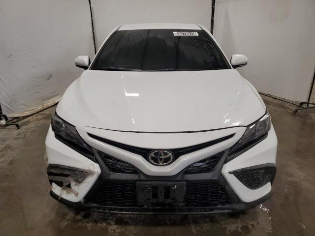 4T1G11AKXNU664674 - 2022 TOYOTA CAMRY SE WHITE photo 5